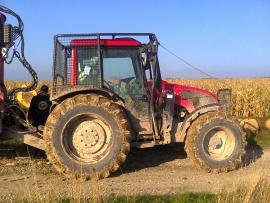 Traktor Valtra s vývozkou