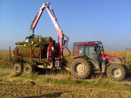 Traktor Valtra s vývozkou