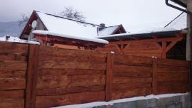 Hranoly a neomietane dosky zbavene kory, hoblovane