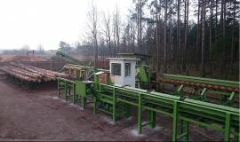 Třídicí a kapovací linka KS-1 je určena k třídění a krácení kulatiny.