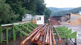 Třídicí a kapovací linka KS-1 je určena k třídění a krácení kulatiny .