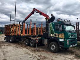 Lesovoz Volvo s hydraulickou rukou a klanicovým návesom