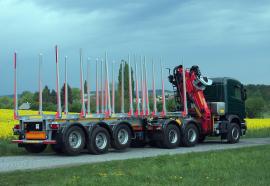 Lesovoz Volvo s hydraulickou rukou a klanicovým návesom 