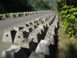 Podkladní hranoly a betonové jehlany pod řezivo.