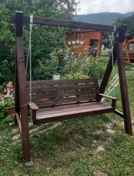 Záhradná drevená hojdačka