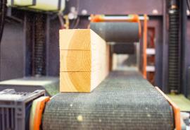 Wood-Mizer uvádí inovační vodorovnou rozmítací pilu se dvěma pásy HR250